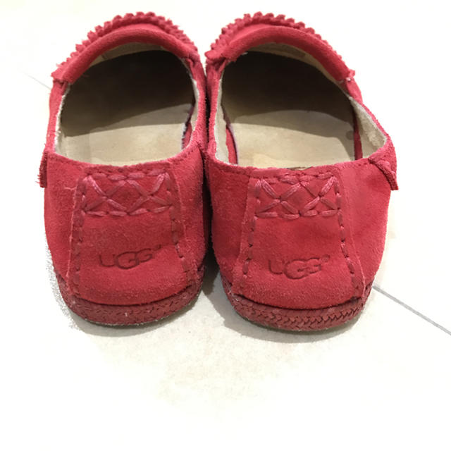 UGG(アグ)のUGGキッズ  キッズ/ベビー/マタニティのキッズ靴/シューズ(15cm~)(スリッポン)の商品写真