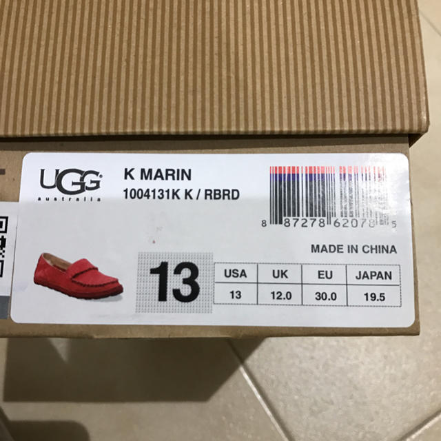 UGG(アグ)のUGGキッズ  キッズ/ベビー/マタニティのキッズ靴/シューズ(15cm~)(スリッポン)の商品写真