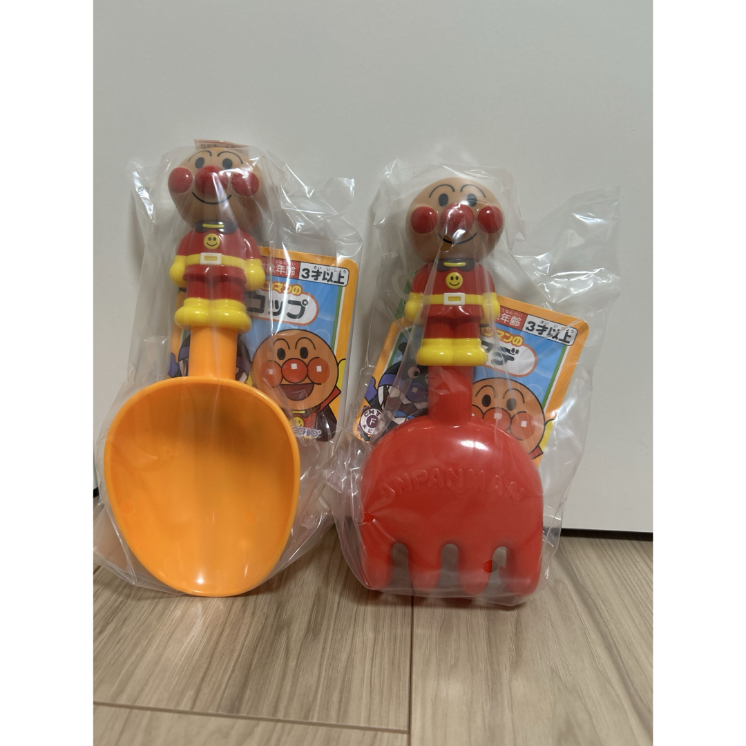アンパンマン(アンパンマン)のアンパンマン砂場遊び玩具 スコップ&クマデ キッズ/ベビー/マタニティのおもちゃ(知育玩具)の商品写真
