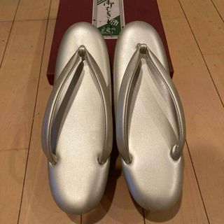 一度着用！シルバー　草履　23.5(下駄/草履)