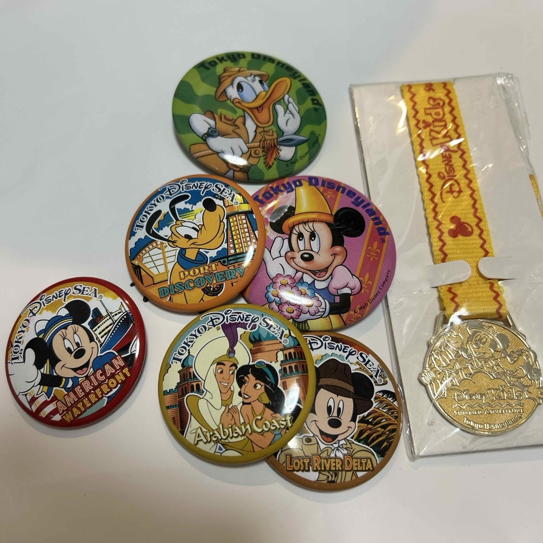 Disney(ディズニー)のdisney 缶バッヂ&メダルセット エンタメ/ホビーのおもちゃ/ぬいぐるみ(キャラクターグッズ)の商品写真