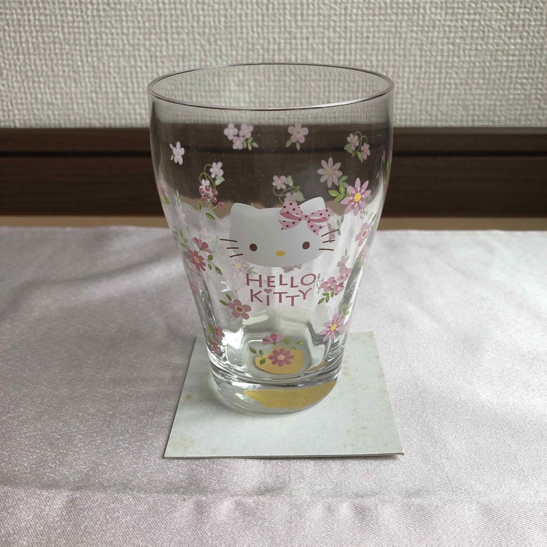 ハローキティ(ハローキティ)のキティちゃん花柄ガラスコップ エンタメ/ホビーのおもちゃ/ぬいぐるみ(キャラクターグッズ)の商品写真