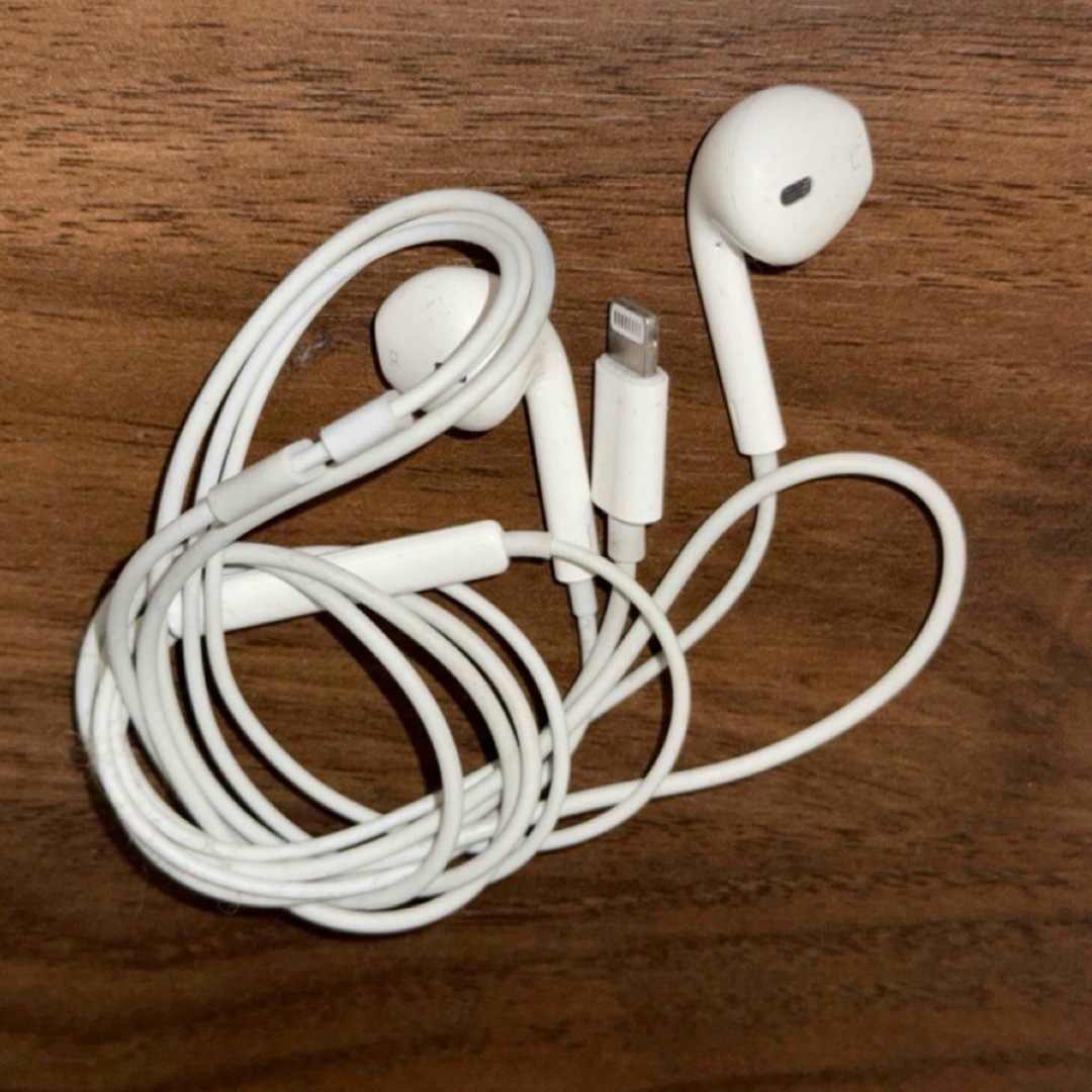 iPhone(アイフォーン)のiPhone イヤフォン Apple アイフォーン アップル スマホ/家電/カメラのオーディオ機器(ヘッドフォン/イヤフォン)の商品写真