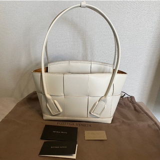 ボッテガヴェネタ(BOTTEGA VENETA)のボッテガヴェネタ　トートバッグ　アルコトート　白(トートバッグ)