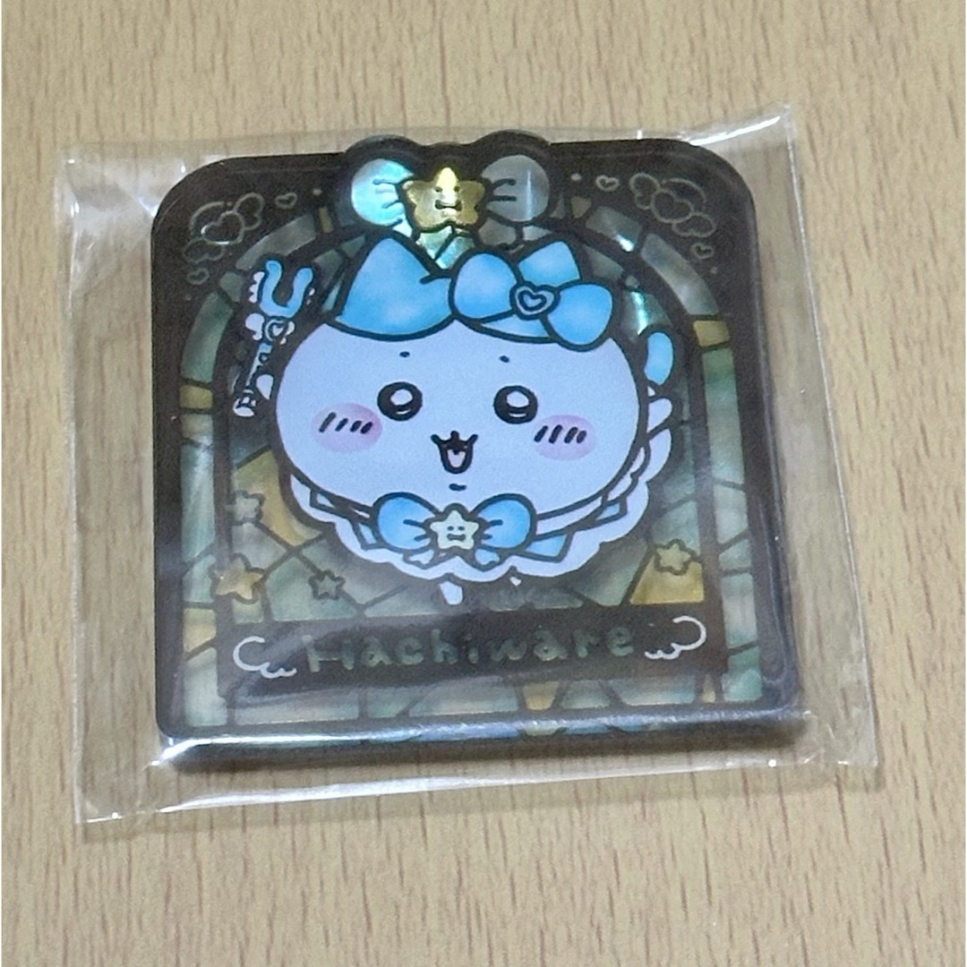 ちいかわ(チイカワ)のちいかわ ステンドグラス風アクリルバッジ エンタメ/ホビーのおもちゃ/ぬいぐるみ(キャラクターグッズ)の商品写真