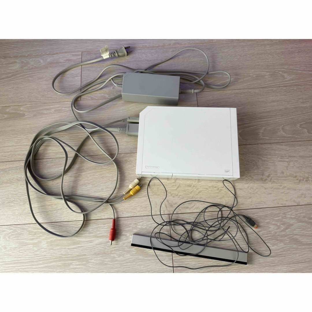 Wii(ウィー)のWii本体 ホワイト ACアダプタ付き エンタメ/ホビーのゲームソフト/ゲーム機本体(家庭用ゲーム機本体)の商品写真