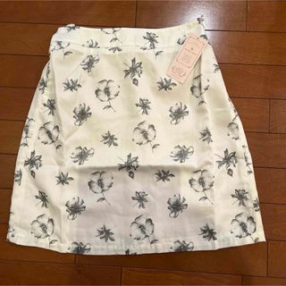 マジェスティックレゴン(MAJESTIC LEGON)のお値下げ【新品】MAJESTIC LEGON 花柄スカート アイボリー(ひざ丈スカート)