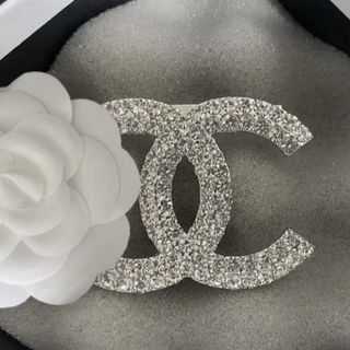 シャネル(CHANEL)の[新品未使用]CHANEL ヴィンテージ ブローチ ラインストーン シルバー(ブローチ/コサージュ)