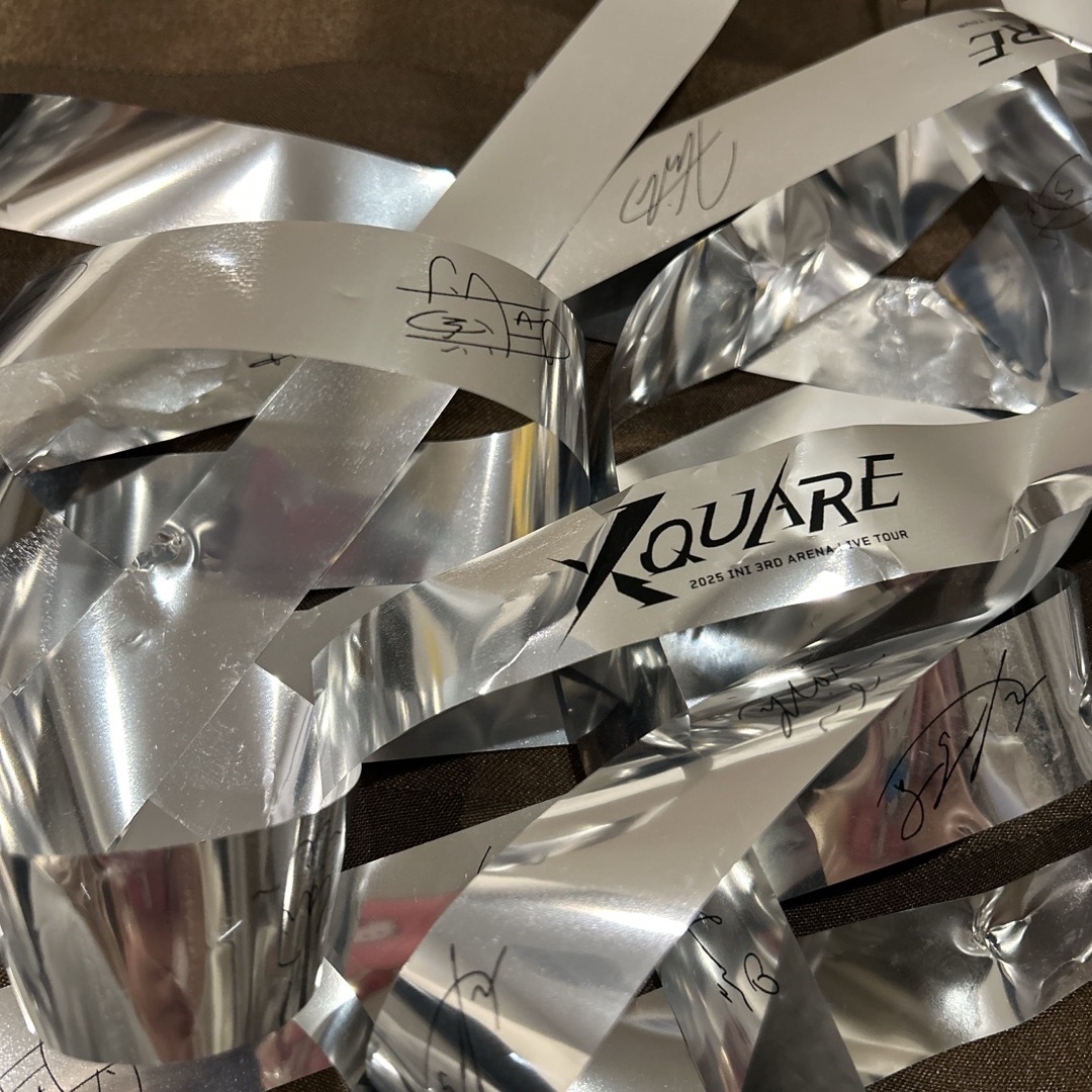INI xquare 銀テープ 落下物 エンタメ/ホビーのタレントグッズ(アイドルグッズ)の商品写真