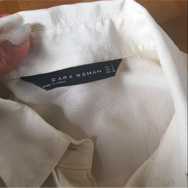 ZARA(ザラ)の美品 ZARA 絹 オフホワイト シャツ レディースのトップス(シャツ/ブラウス(長袖/七分))の商品写真