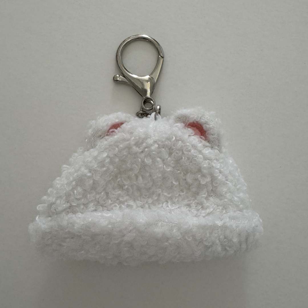 Stray Kids(ストレイキッズ)のStray Kids SKZOOミニボアキャップ ジニレット(ヒョンジン) エンタメ/ホビーのタレントグッズ(アイドルグッズ)の商品写真