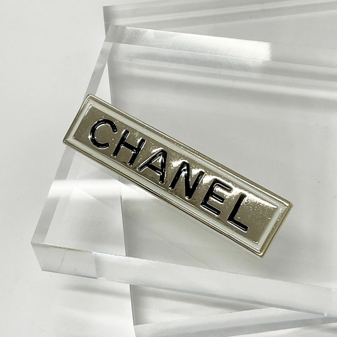 CHANEL - M11084 シャネル ブローチ ロゴ ホワイト ゴールド