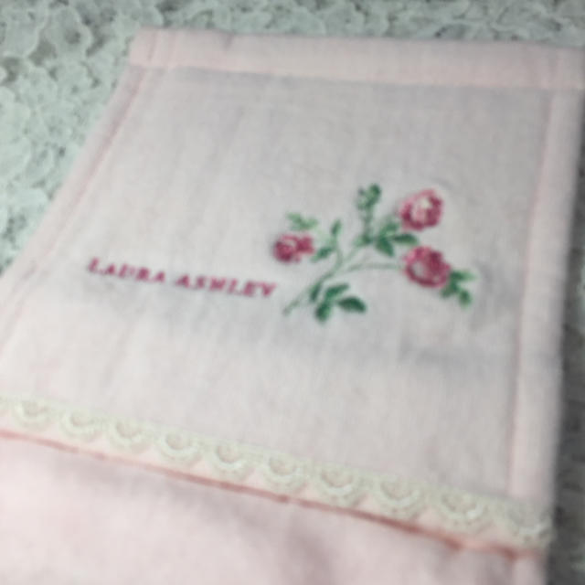 LAURA ASHLEY(ローラアシュレイ)の❤️ローラアシュレイのペーパーホルダー❤️ インテリア/住まい/日用品の日用品/生活雑貨/旅行(日用品/生活雑貨)の商品写真