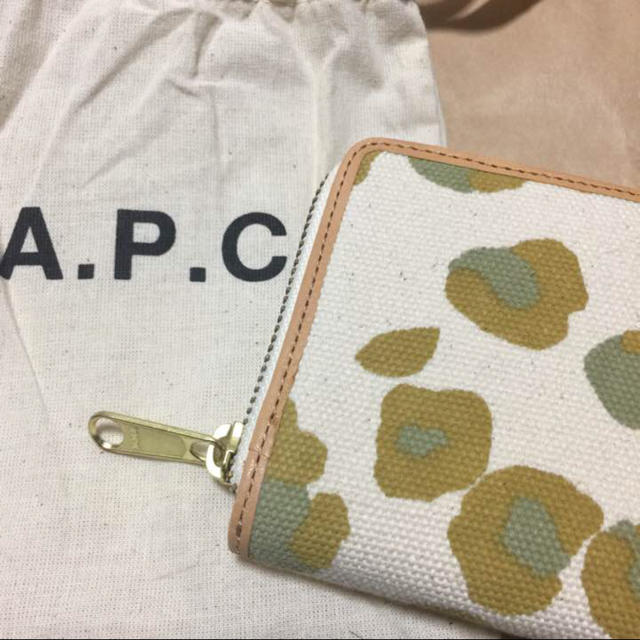 新品超激安 A.P.C 二つ折り財布 袋付きの通販 by ♪♪♪｜アーペーセーならラクマ - A.P.C 再入荷低価