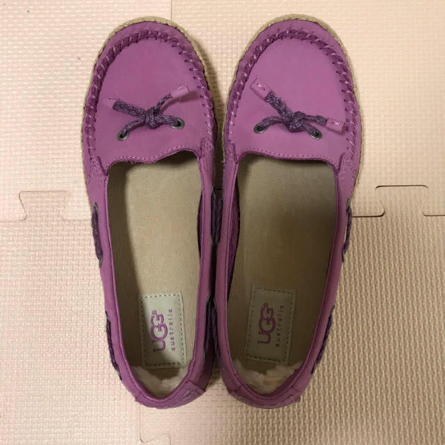 UGG(アグ)のお値下げ！新品UGG ピンク フラットシューズ シボン レディースの靴/シューズ(スリッポン/モカシン)の商品写真