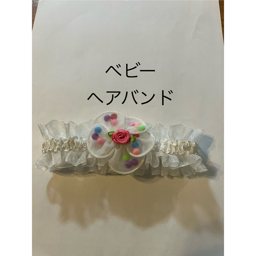 ベビー ヘアバンド 花モチーフ　結婚式　お食い初め　写真撮影 キッズ/ベビー/マタニティのこども用ファッション小物(その他)の商品写真