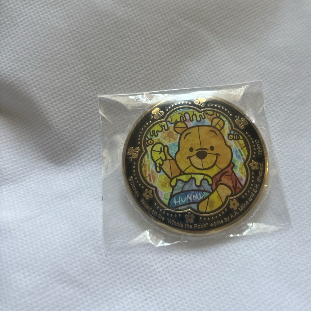 Disney(ディズニー)のディズニー 24金メッキ仕上げ金バッチ プーさん エンタメ/ホビーのおもちゃ/ぬいぐるみ(キャラクターグッズ)の商品写真