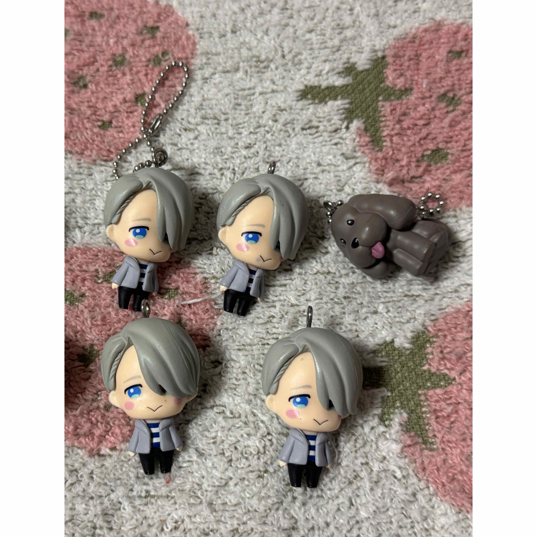 ユーリ‼︎!on ICE ヴィクトルとマッカチン キーホルダー② エンタメ/ホビーのアニメグッズ(キーホルダー)の商品写真