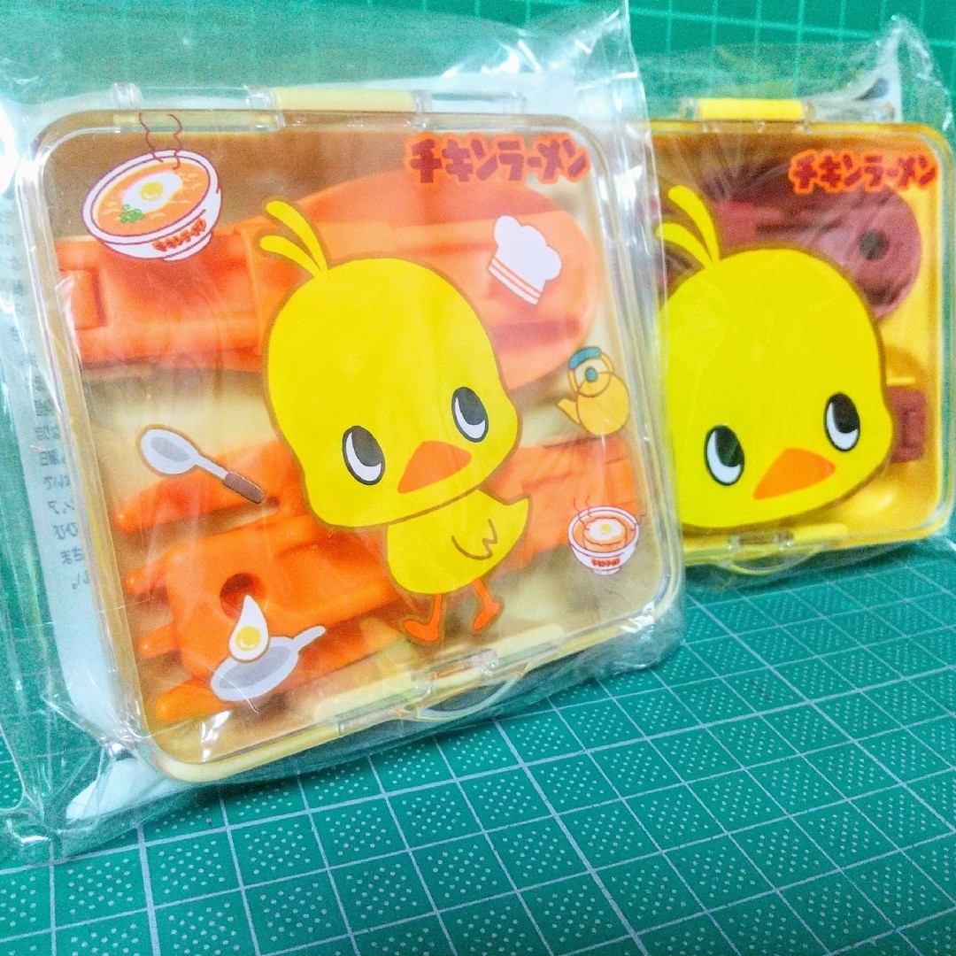日清食品(ニッシンショクヒン)のセブンイレブンチキンラーメンひよこちゃんカトラリー2種セット新品・未使用 インテリア/住まい/日用品のキッチン/食器(カトラリー/箸)の商品写真