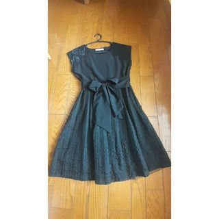 美品、レース使い黒のワンピース