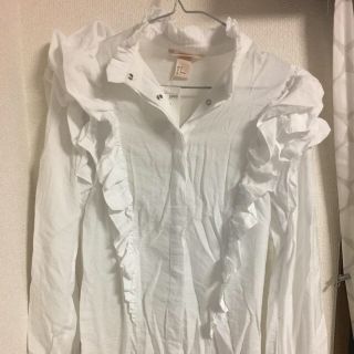 エイチアンドエム(H&M)の新品！H&M フリルブラウス 155-164センチ(シャツ/ブラウス(半袖/袖なし))