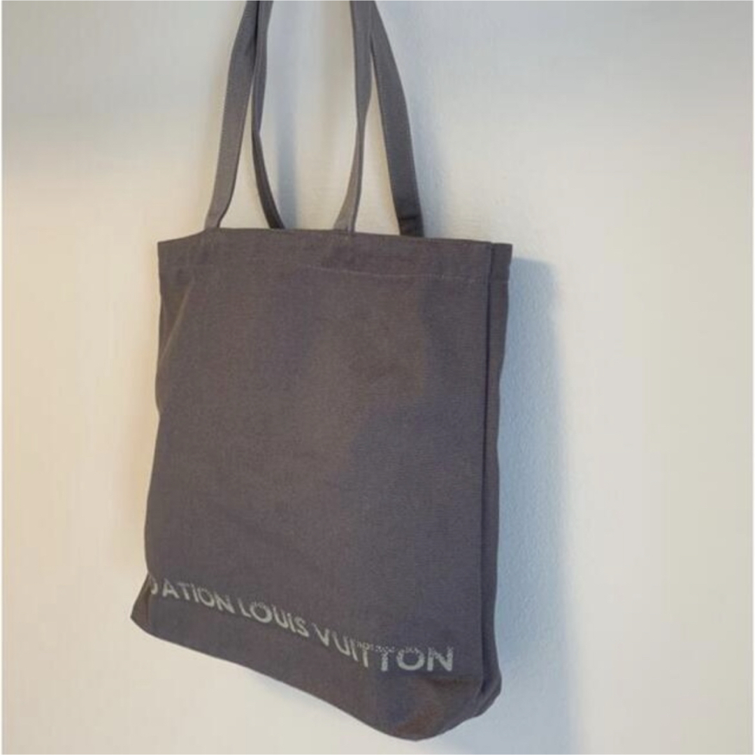 LOUIS VUITTON(ルイヴィトン)の15日まで値下げ　　ヴィトン　美術館　トートバッグ　グレー レディースのバッグ(トートバッグ)の商品写真
