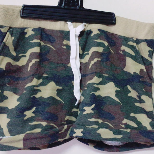 しまむら(シマムラ)の迷彩柄ショートパンツ レディースのルームウェア/パジャマ(ルームウェア)の商品写真