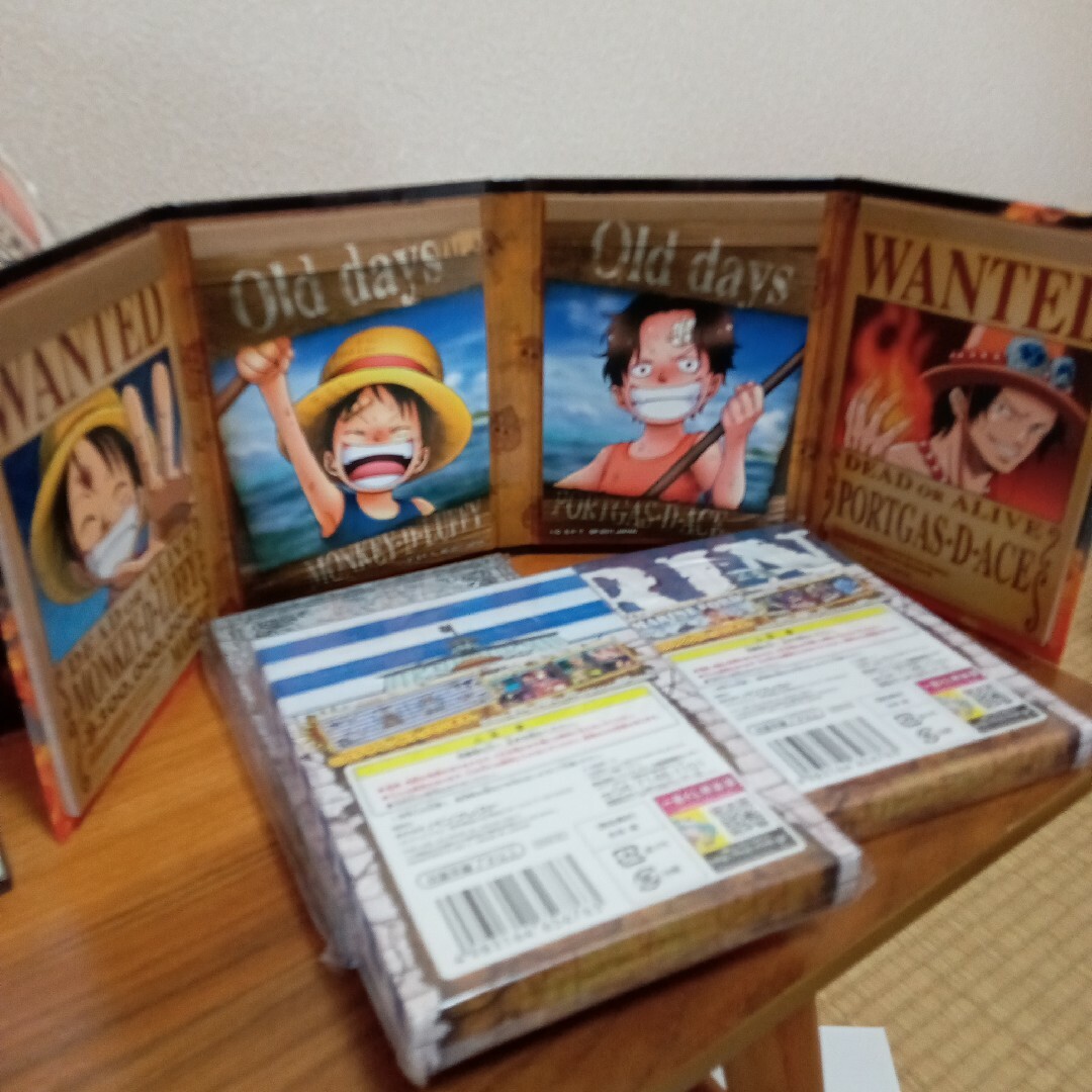 ONEPIECEグッズ　時計2個　のれん2個　小銭入れ3個　メモ帳4冊　未使用　 エンタメ/ホビーのおもちゃ/ぬいぐるみ(キャラクターグッズ)の商品写真