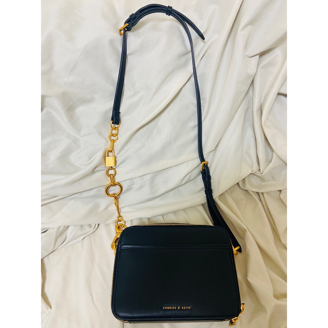 Charles and Keith(チャールズアンドキース)のCharles and Keith  鍵モチーフバック レディースのバッグ(ショルダーバッグ)の商品写真