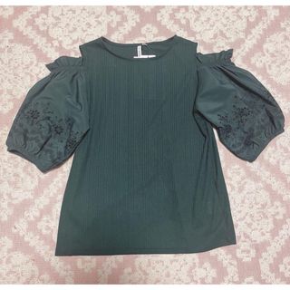 シマムラ(しまむら)のhk works london 袖刺繍　半袖　ブラウス　グリーン　しまむら　緑(カットソー(半袖/袖なし))
