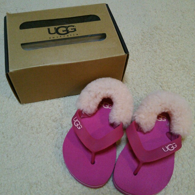 UGG(アグ)のｱｸﾞ ｻﾝﾀﾞﾙ♥ キッズ/ベビー/マタニティのベビー靴/シューズ(~14cm)(サンダル)の商品写真