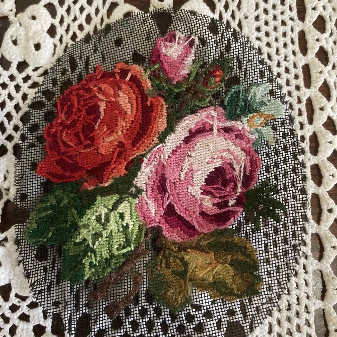 ❤️華やかな薔薇が美しいプチポアン❤️ 刺繍パーツ　⭐️ ☆匿名☆ インテリア/住まい/日用品のインテリア小物(その他)の商品写真