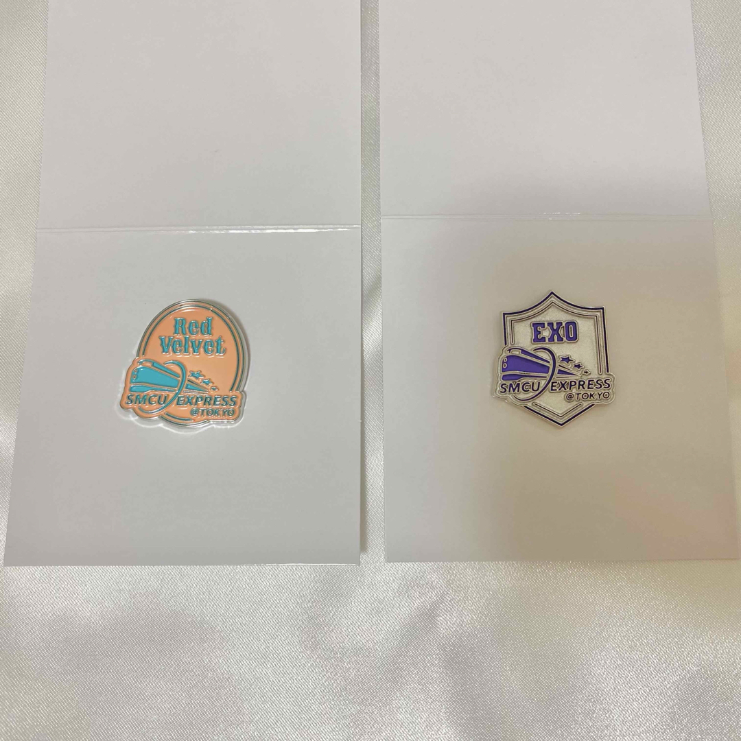 EXO(エクソ)のSMTOWN ピンバッジ EXO Red Velvet エンタメ/ホビーのタレントグッズ(アイドルグッズ)の商品写真