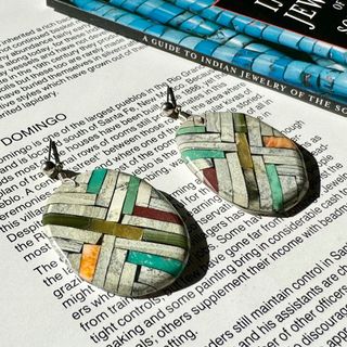 インディアンジュエリー(INDIAN JEWELRY)のアースカラー　モザイク　オーバル　ピアス　インディアンジュエリー　サントドミンゴ(ピアス)