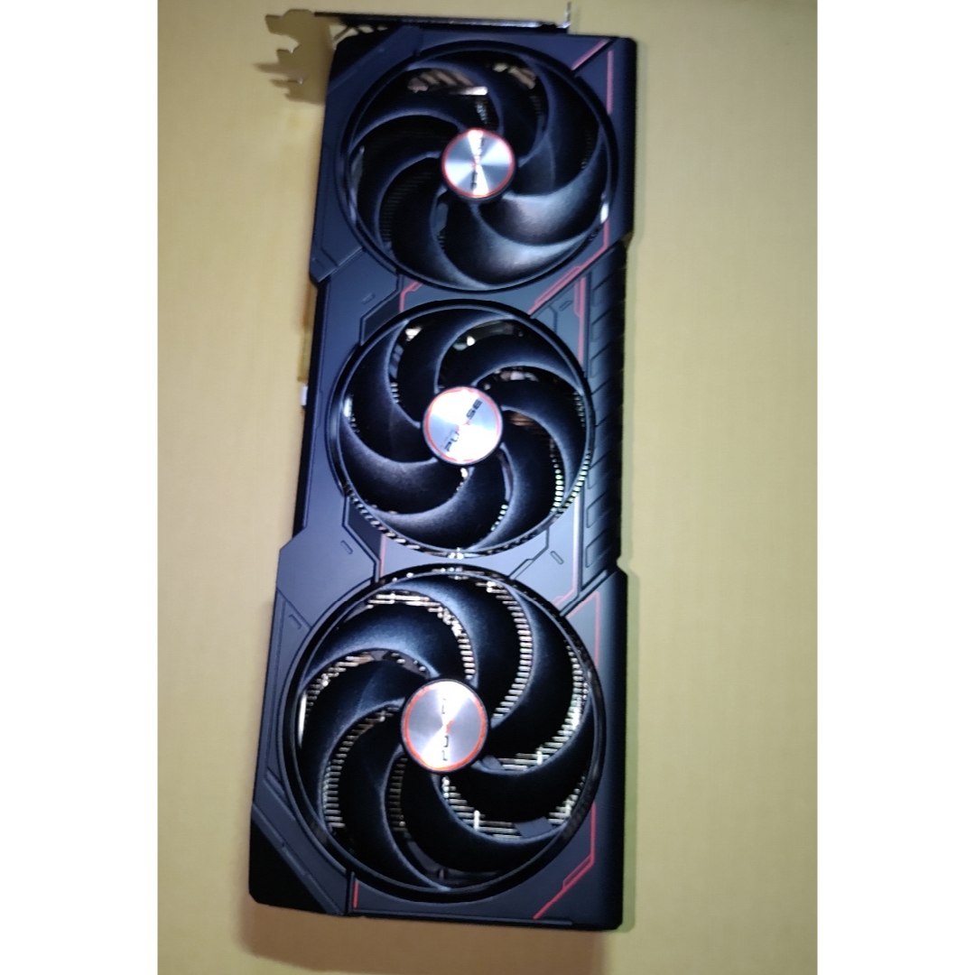 SAPPHIRE(サファイア)の【ほぼ未使用】Radeon RX 9070 XT  PULSE 16GB スマホ/家電/カメラのPC/タブレット(PCパーツ)の商品写真