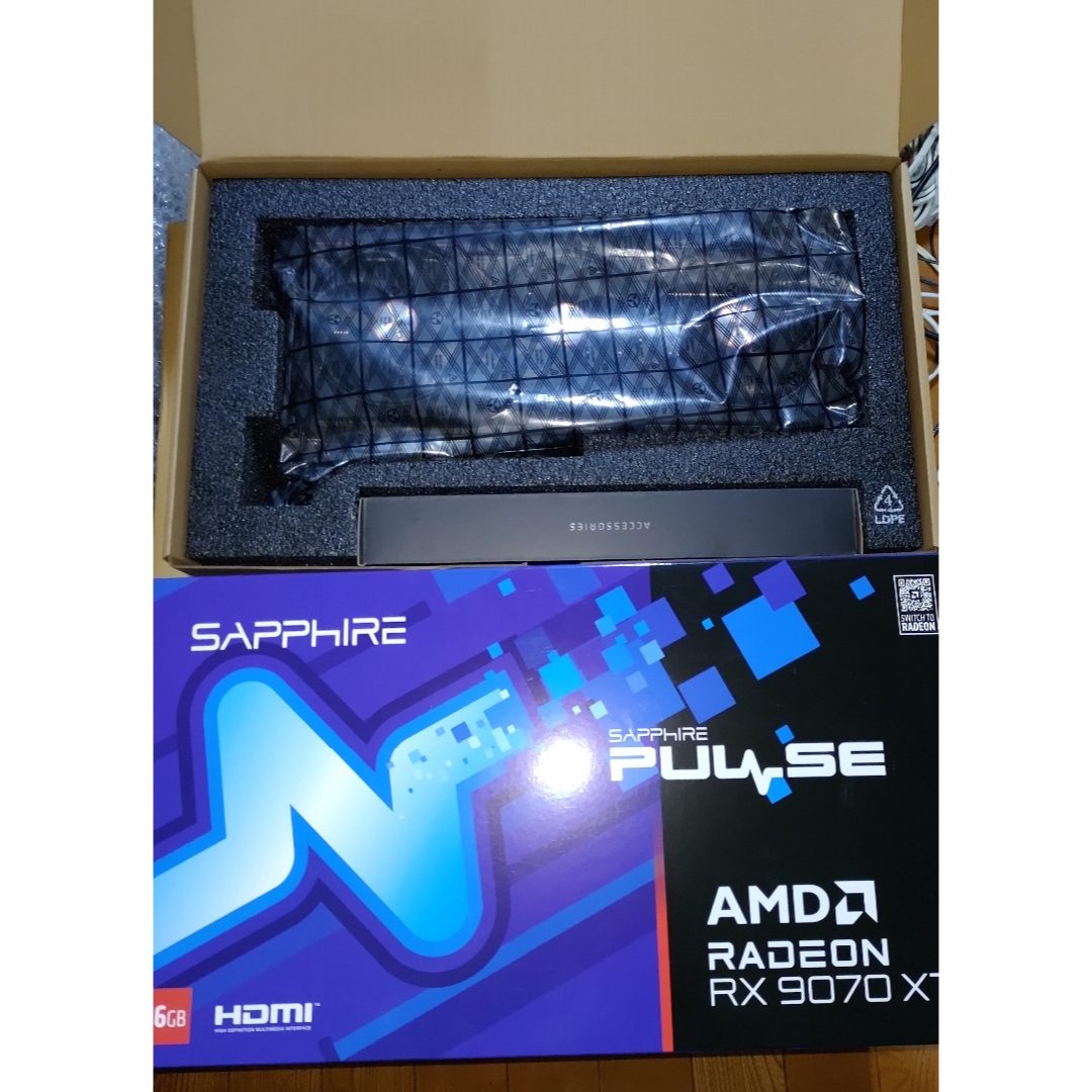 SAPPHIRE(サファイア)の【ほぼ未使用】Radeon RX 9070 XT  PULSE 16GB スマホ/家電/カメラのPC/タブレット(PCパーツ)の商品写真