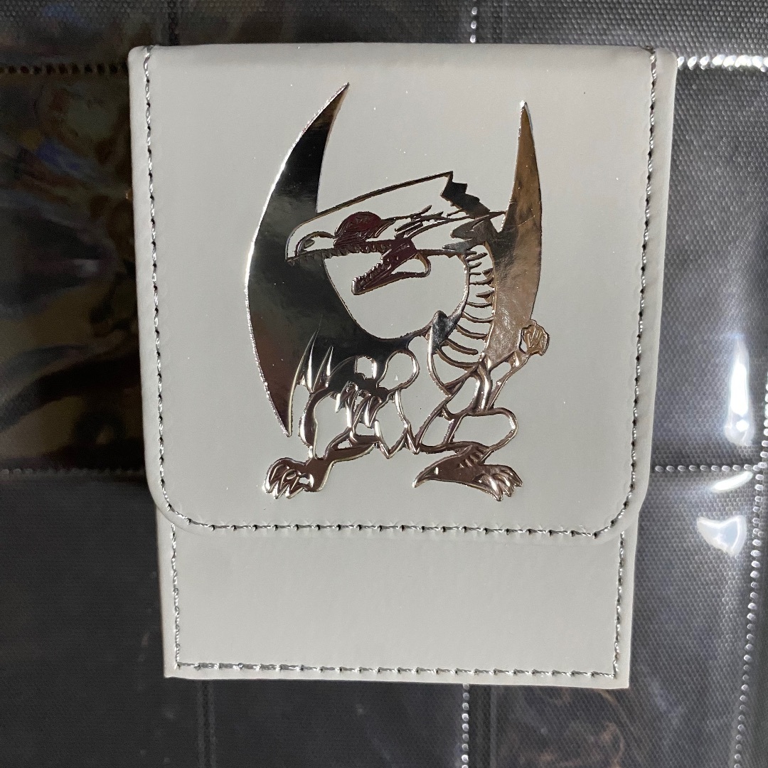 青眼の銀龍 レザーデッキケース エンタメ/ホビーのトレーディングカード(カードサプライ/アクセサリ)の商品写真
