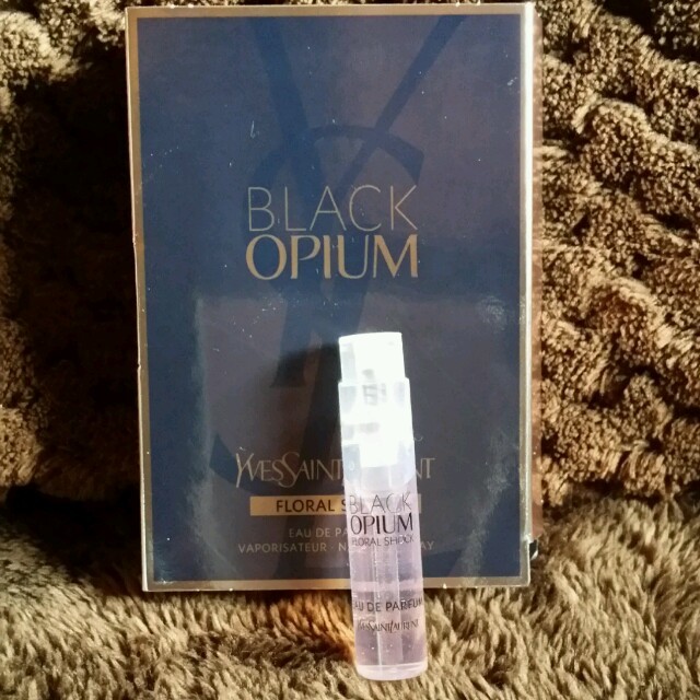 Yves Saint Laurent Beaute(イヴサンローランボーテ)のブラックオピウム　フローラルショック コスメ/美容の香水(香水(女性用))の商品写真