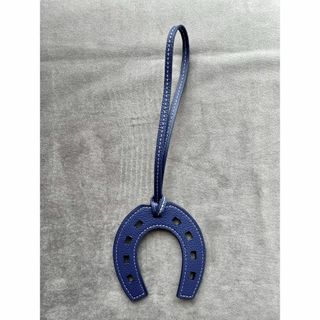 新品 馬蹄 バッグ チャーム ネイビー レザーチャーム ホースシュー(キーホルダー)