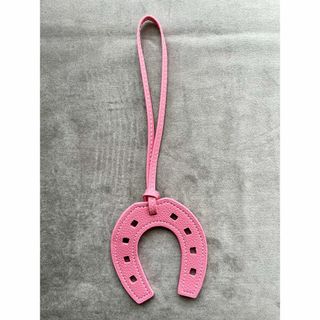 新品 馬蹄 バッグ チャーム ホットピンク レザーチャーム ホースシュー(チャーム)