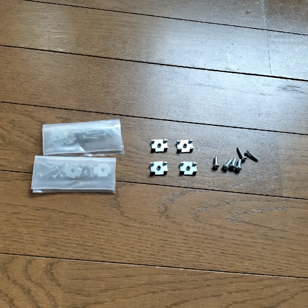 カーテンレール取り付け金具 8個セットで!! インテリア/住まい/日用品のカーテン/ブラインド(その他)の商品写真