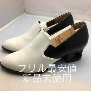 オゾック(OZOC)のオゾック ヒール  白＆黒 新品 未使用(ハイヒール/パンプス)