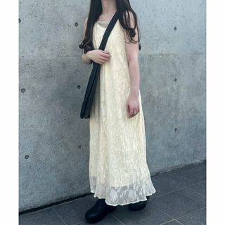 ジュノア(JUNOAH)の【クリーム】フラワージャガードプリーツキャミワンピース(ロングワンピース/マキシワンピース)