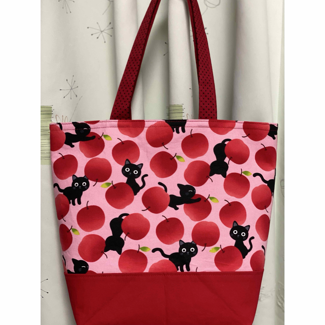 りんご黒猫のトートバッグハンドメイドの通販 by Kiri J's shop りんご黒猫のトートバッグハンドメイドの通販 by Kiri J's shop