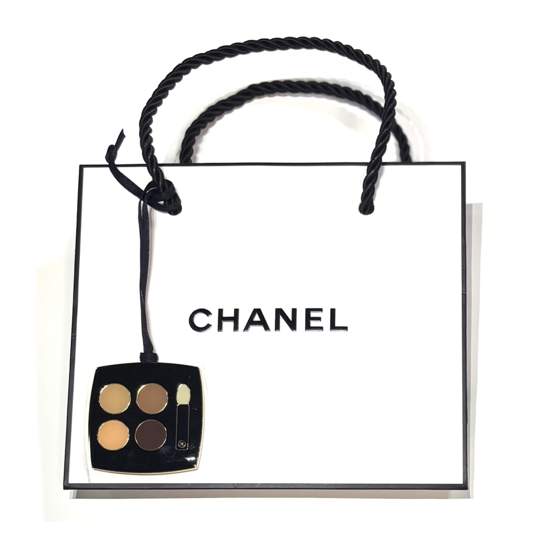 CHANEL(シャネル)のCHANEL ノベルティ レキャトルオンブル アイシャドウ型チャーム・ショッパー レディースのアクセサリー(チャーム)の商品写真