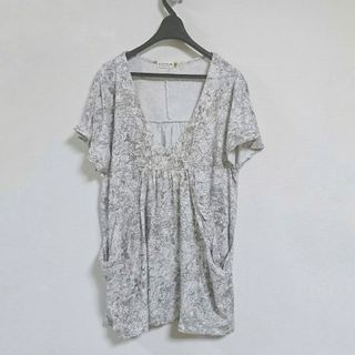 レプシィム(LEPSIM)の★【美品】LEPSIM　レプシィム　総柄Vネック半袖チュニック　ゆったりめ(チュニック)
