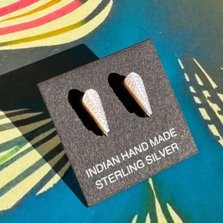 インディアンジュエリー(INDIAN JEWELRY)の男女兼用　ピンクシェル　フェザー　羽　プチピアス　ズニ族　インディアンジュエリー(ピアス)