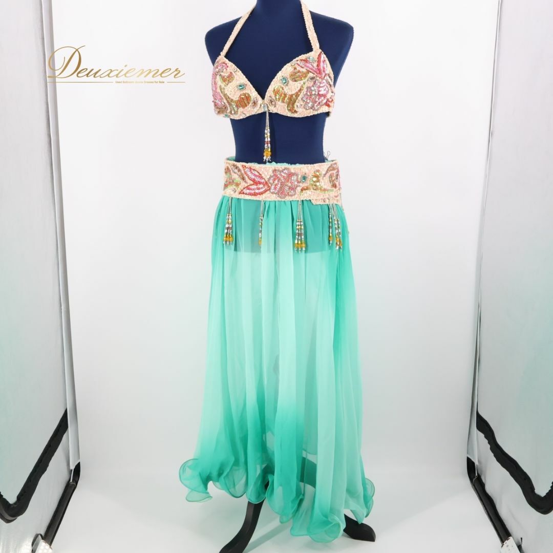 【ベリーダンス用 オリエンタル衣装】アイボリー グリーン ラメ ビーズ 緑 グラデーション 柄 透け感 爽やか フリル レース スポーツ/アウトドアのスポーツ/アウトドア その他(ダンス/バレエ)の商品写真