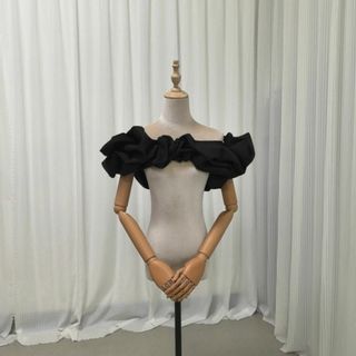 送料無料！取り外しオフショルダー ブラック 光沢サテン ウェーブ スリット結婚式(ウェディングドレス)