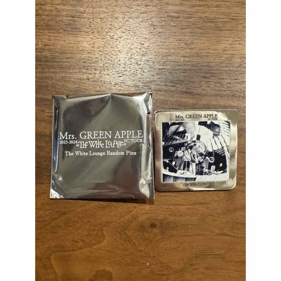 UNIVERSAL ENTERTAINMENT(ユニバーサルエンターテインメント)のMrs.GREEN APPLE ホワイトラウンジ ピンバッジ② エンタメ/ホビーのタレントグッズ(ミュージシャン)の商品写真